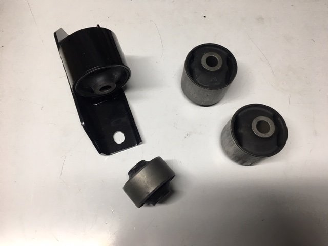 KIT 4 SUPPORTI DIFFERENZIALE NISSAN KING CAB D22 /D21 5472035G12 - 547102S700 - 5475131G02 - Autoricambi4x4