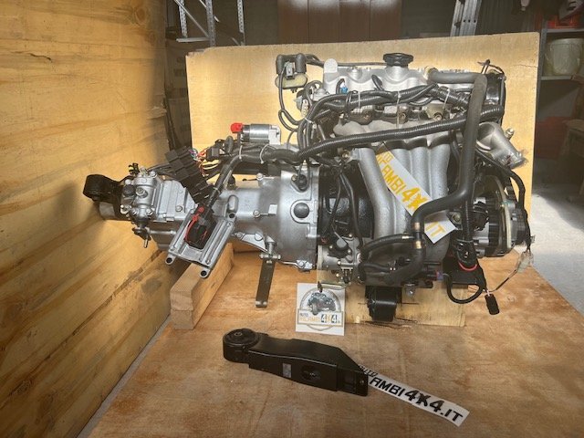 MOTORE COMPLETO CON CAMBIO SUZUKI SJ410/ SANTANA/ SAMURAI 1.0 (F10A) (MODELLO INIEZIONE) - Autoricambi4x4