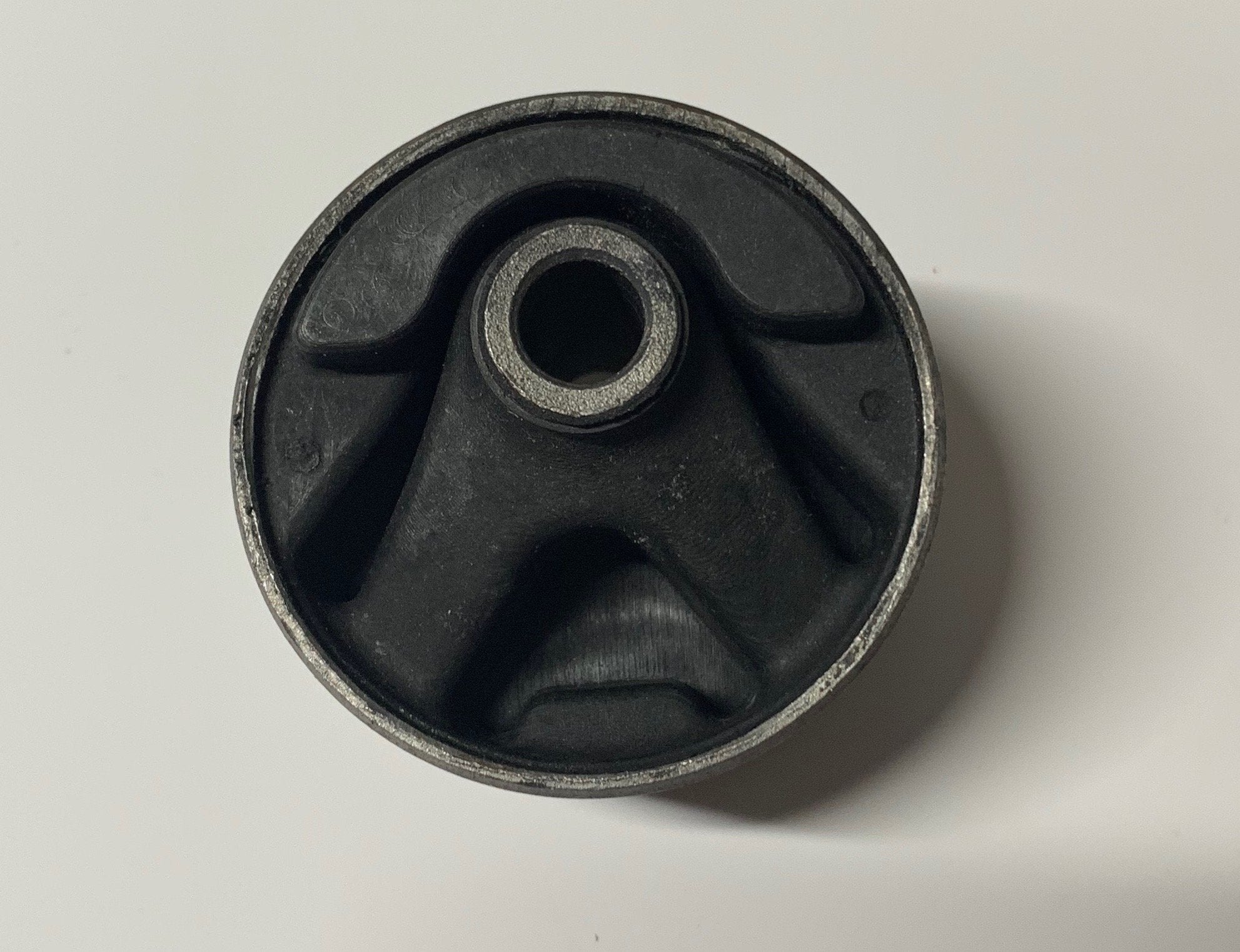 SILENTBLOCK/ SUPPORTO POSTERIORE MOTORE MITSUBISHI PAJERO 2° SERIE 2.8/ PAJERO SPORT I 2.8 - 3.0 / L200 2.8 - Autoricambi4x4