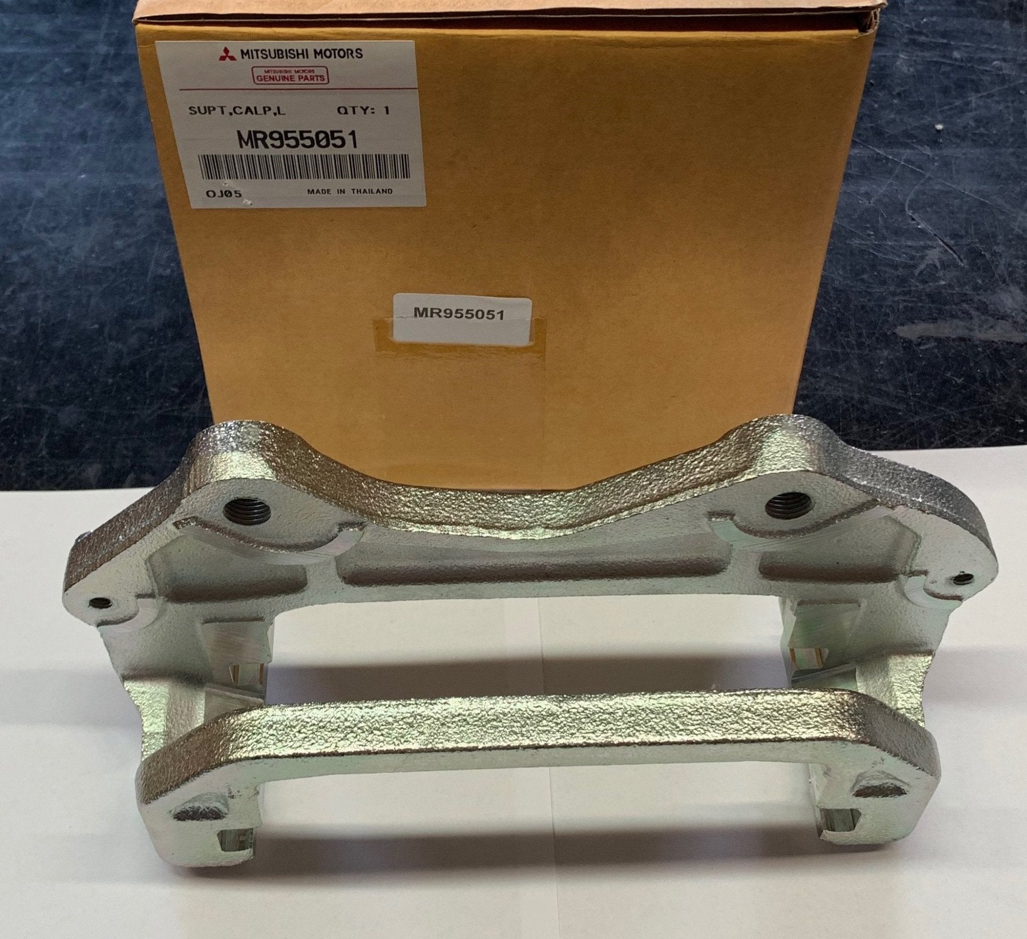 SUPPORTO PINZA FRENO POSTERIORE SINISTRO MITSUBISHI L200 (ORIGINALE) - Autoricambi4x4