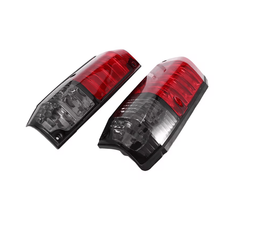 COPPIA FANALI POSTERIORI TOYOTA LAND CRUISER LJ70/ KZJ70/ BJ - Autoricambi4x4