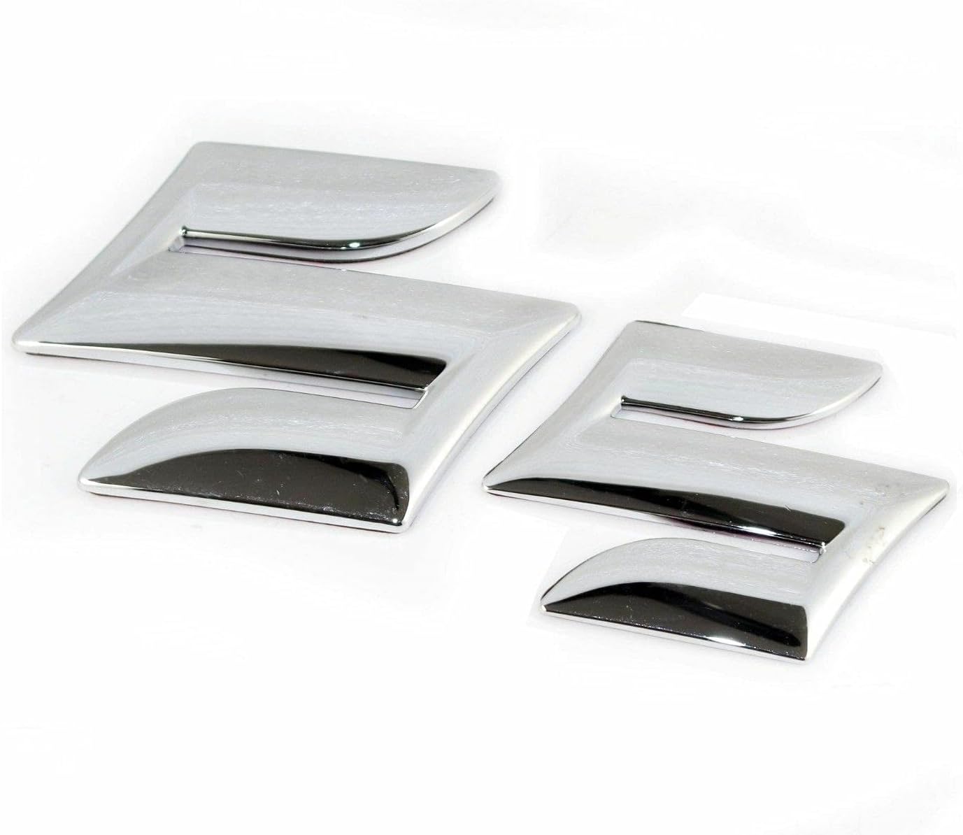 EMBLEMA/ COPPIA STEMMA CROMATO SUZUKI SJ410/ SJ413/ SAMURAI/ SANTANA/ VITARA/ JIMNY/ GRAND VITARA (2 PEZZI) - Autoricambi4x4