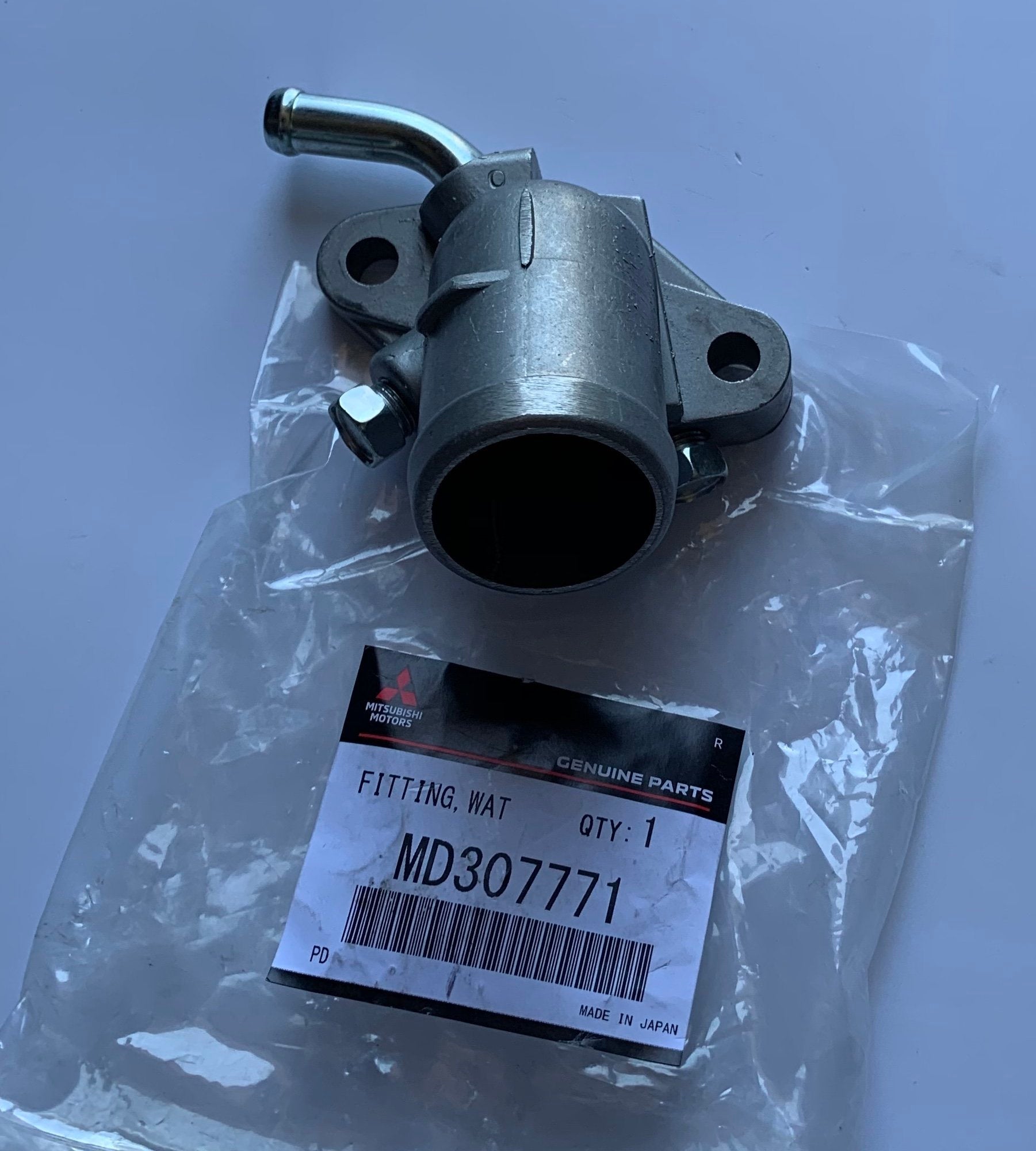 FLANGIA TERMOSTATO/ RACCORDO USCITA ACQUA MITSUBISHI PAJERO II (ORIGINALE) - Autoricambi4x4