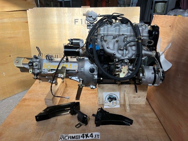 MOTORE COMPLETO CON CAMBIO SUZUKI SJ410/ SANTANA/ SAMURAI 1.0 (F10A) (MODELLO A CARBURATORE) - Autoricambi4x4