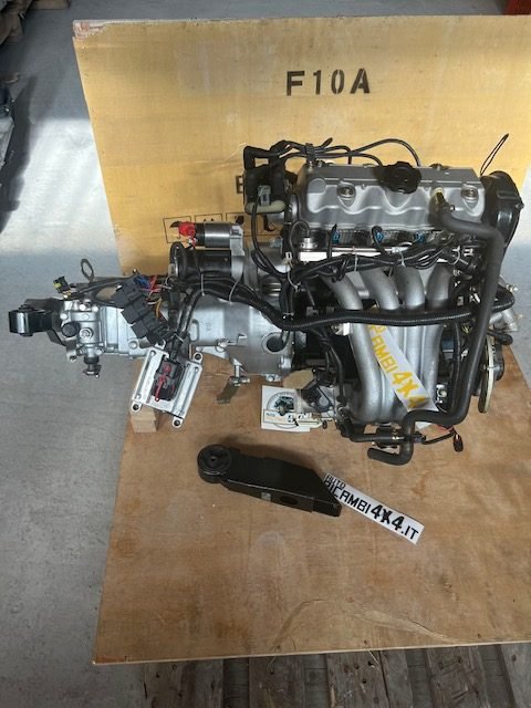 MOTORE COMPLETO CON CAMBIO SUZUKI SJ410/ SANTANA/ SAMURAI 1.0 (F10A) (MODELLO INIEZIONE) - Autoricambi4x4