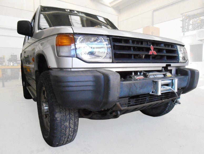 PIASTRA PORTAVERRICELLO PARAURTI ANTERIORE MITSUBISHI PAJERO - Autoricambi4x4