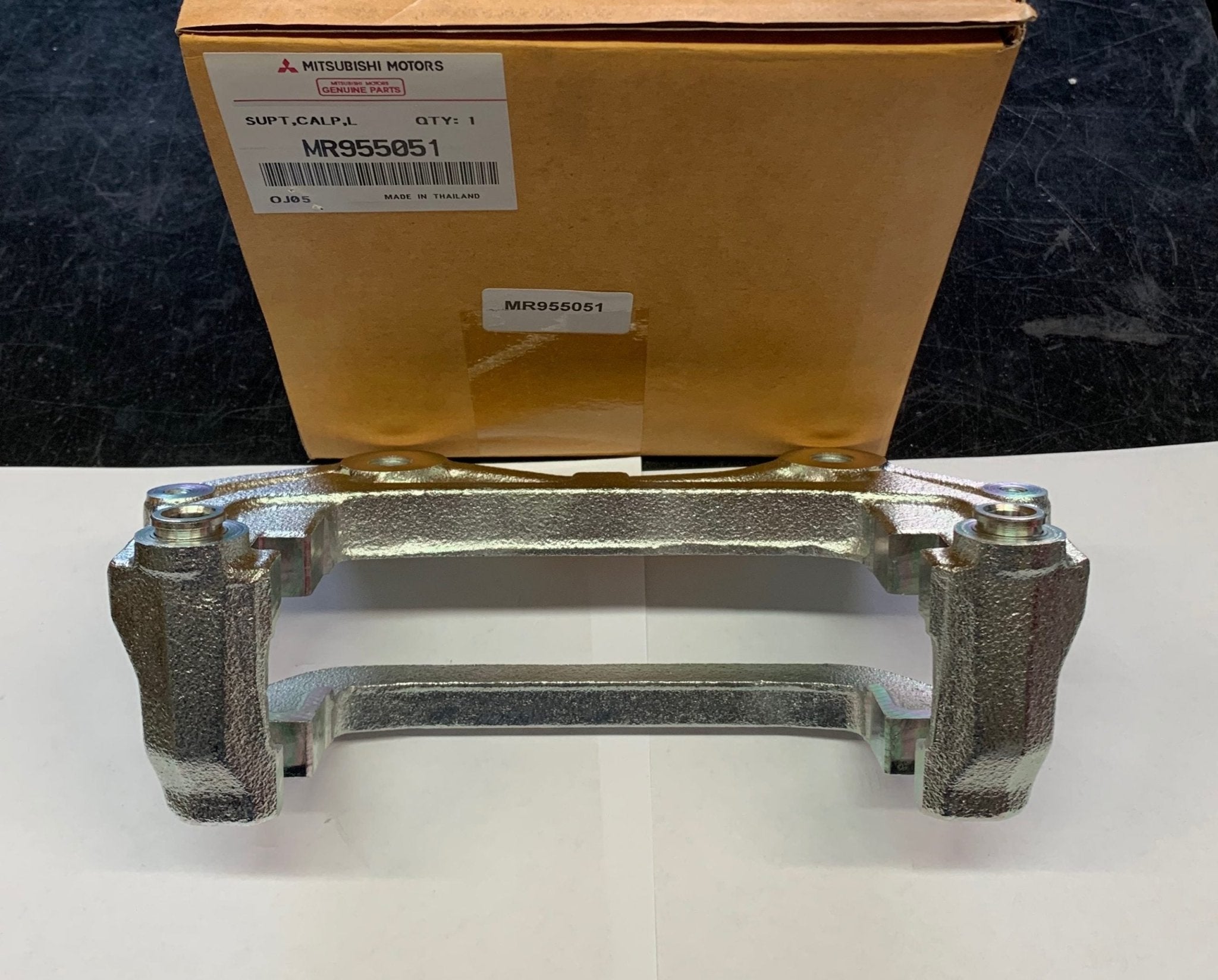 SUPPORTO PINZA FRENO POSTERIORE SINISTRO MITSUBISHI L200 (ORIGINALE) - Autoricambi4x4