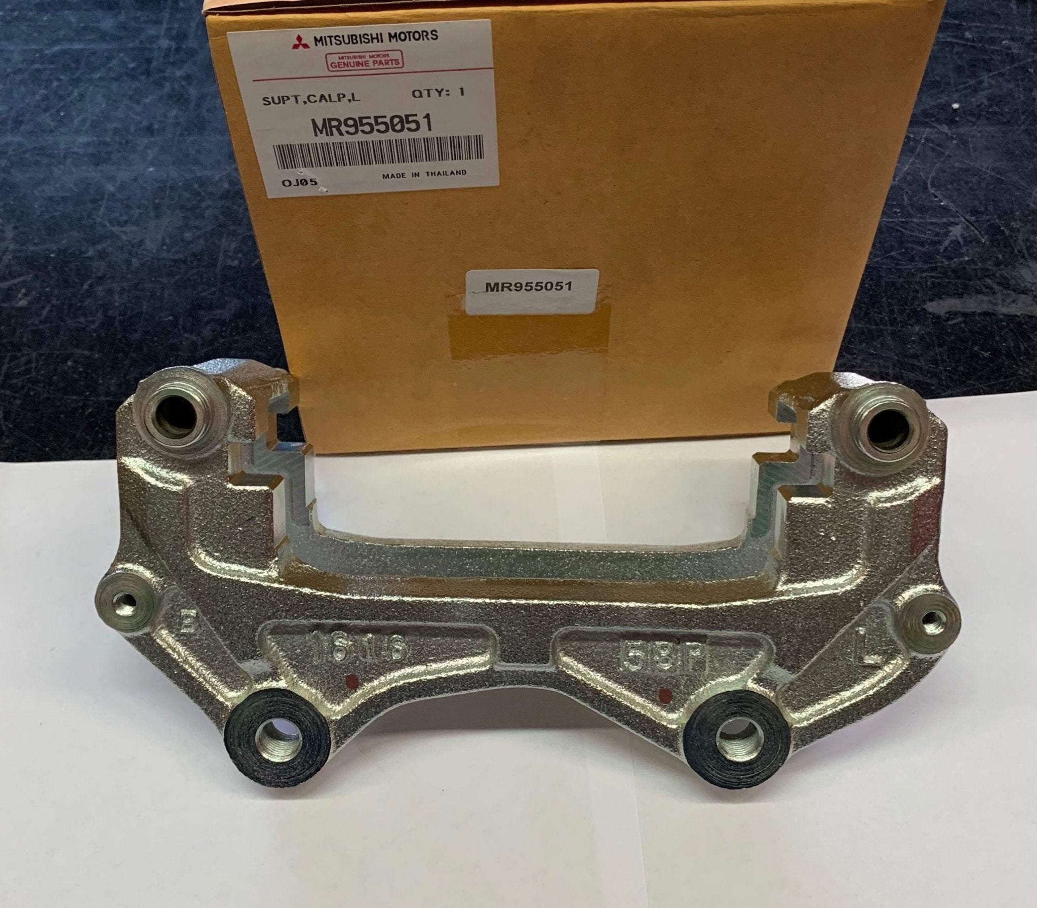 SUPPORTO PINZA FRENO POSTERIORE SINISTRO MITSUBISHI L200 (ORIGINALE) - Autoricambi4x4