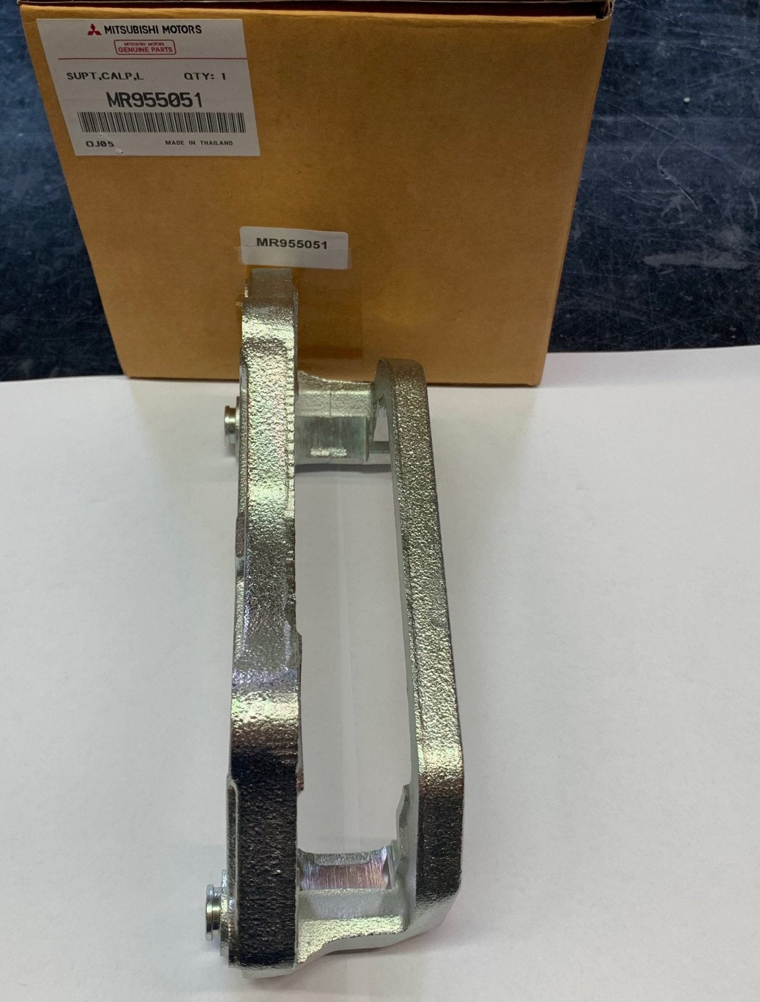 SUPPORTO PINZA FRENO POSTERIORE SINISTRO MITSUBISHI L200 (ORIGINALE) - Autoricambi4x4