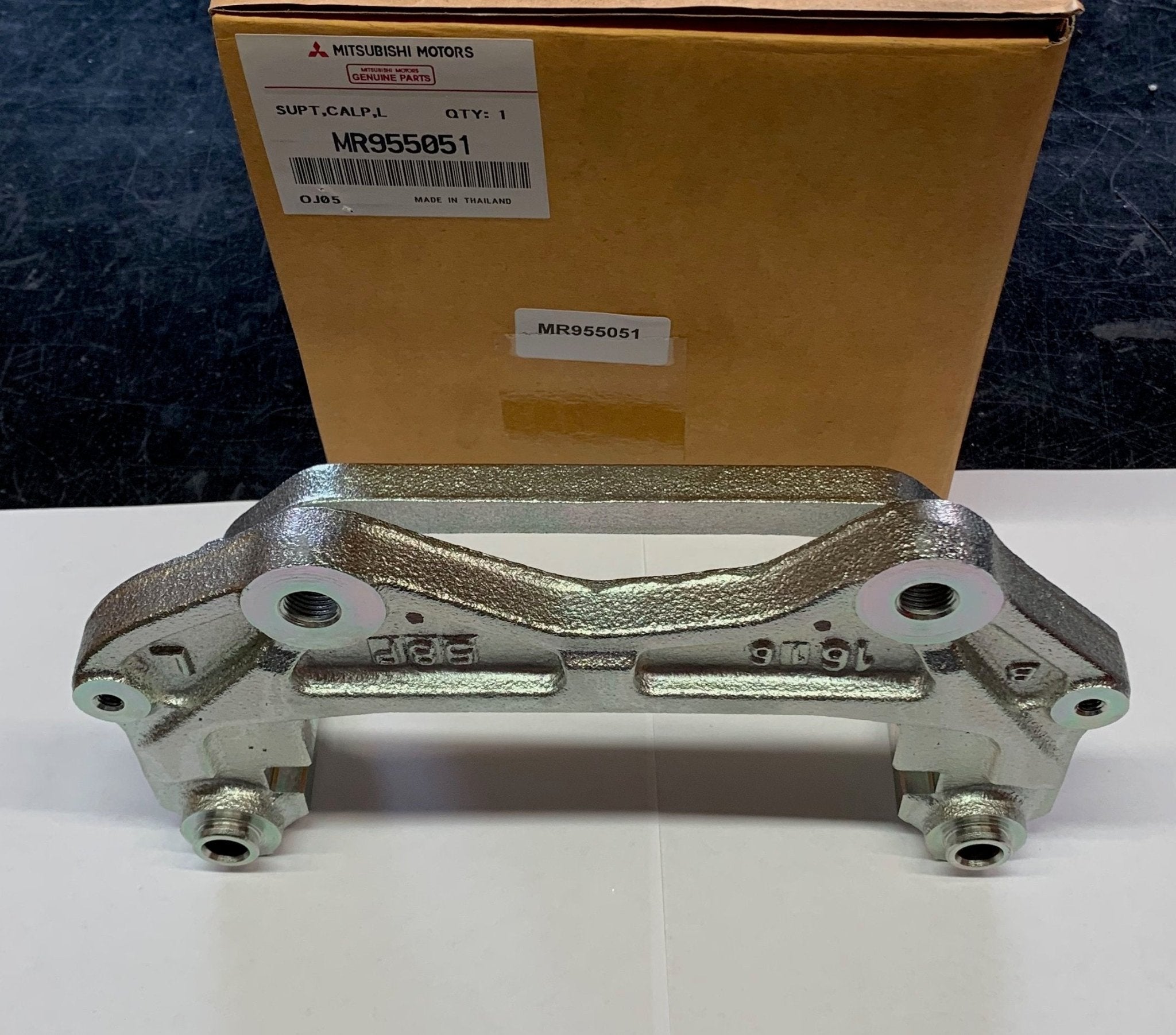 SUPPORTO PINZA FRENO POSTERIORE SINISTRO MITSUBISHI L200 (ORIGINALE) - Autoricambi4x4